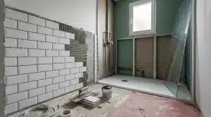 Reforma de baño de 5 metros cuadrados con ducha, mueble suspendido y alicatado nuevo